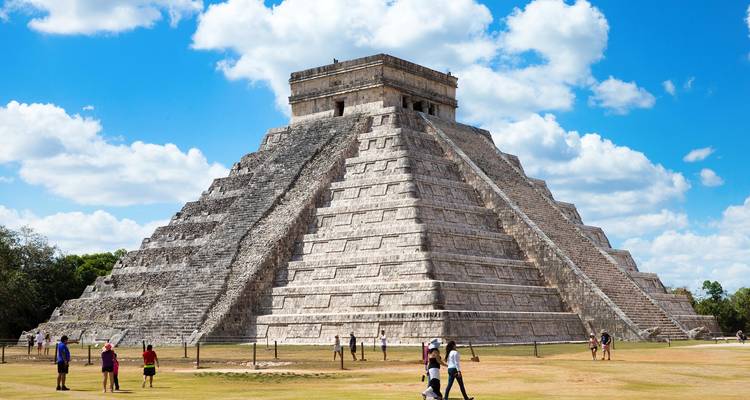 Touristen, die eine große antike Pyramide besuchen.