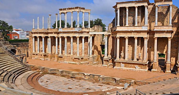 Ruinen eines Amphitheaters im antiken römischen Stil.