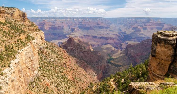 Vista extensa del Gran Cañón con varias formaciones rocosas.