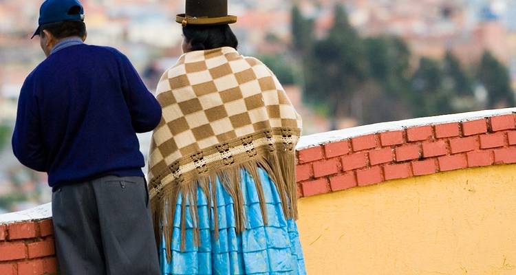 Deux personnes regardant la ville avec des vêtements traditionnels.