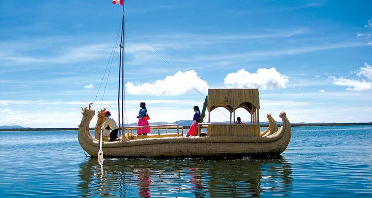 Bateau traditionnel en roseau sur le lac Titicaca.