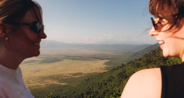 Deux femmes profitant d'une vue panoramique depuis un point d'observation élevé.