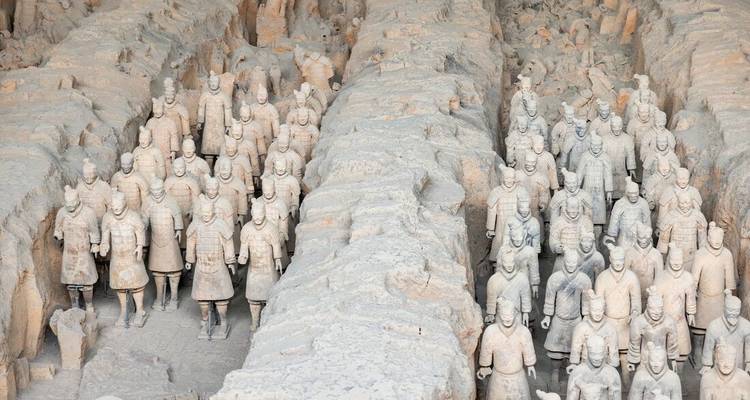 Esculturas del ejército de terracota en un yacimiento arqueológico.
