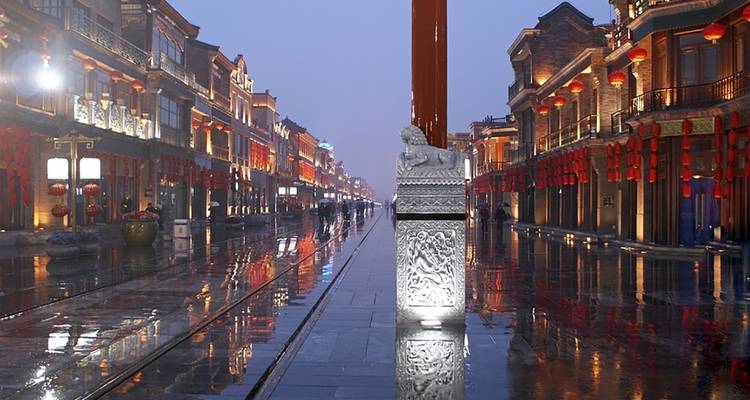 Una vista de la calle con arquitectura tradicional china por la tarde/noche.