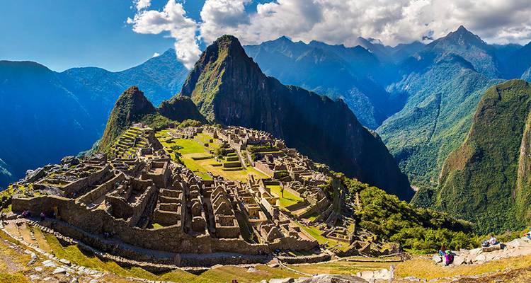 Breiter Panoramablick auf Machu Picchu und die umliegenden Berge.