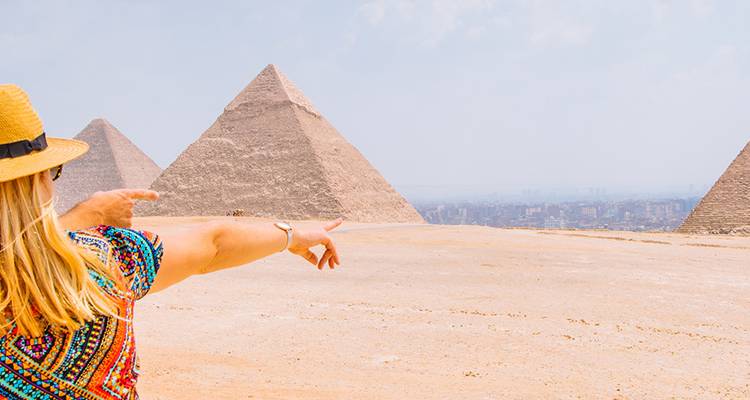 Toerist wijst naar de Piramides van Gizeh