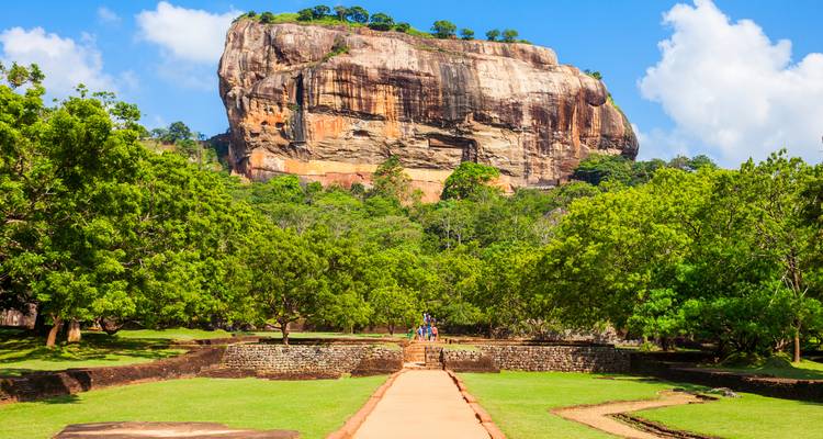 Vista lejana de la Roca de Sigiriya con los jardines circundantes.