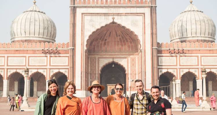Groupe de personnes posant devant un bâtiment historique.