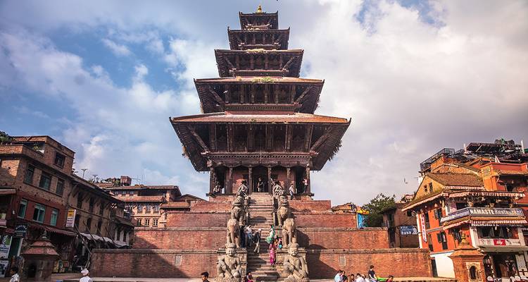 Nyatapola Tempel in Bhaktapur met mensen op de trap.