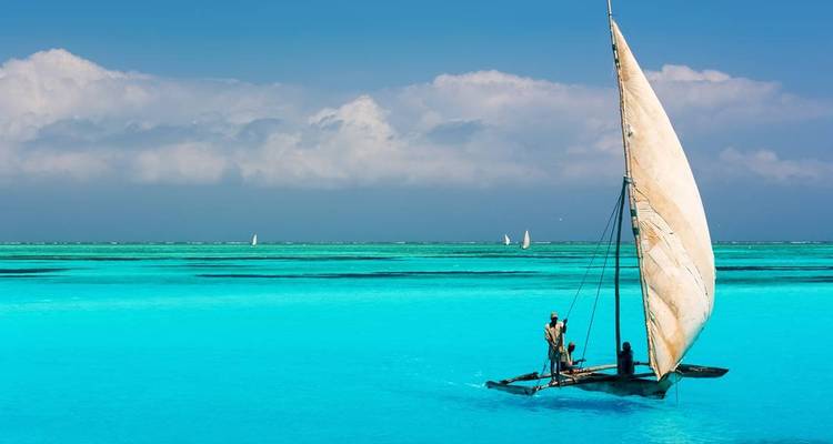 Velero tradicional en aguas oceánicas de color azul vibrante.