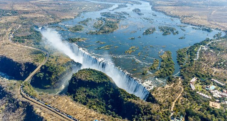 Vista aérea de las Cataratas Victoria y el río Zambeze.