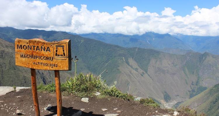Panneau indiquant la montagne du Machu Picchu avec vue panoramique.