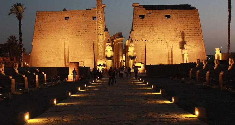 Au milieu d'un temple égyptien illuminé dans la nuit