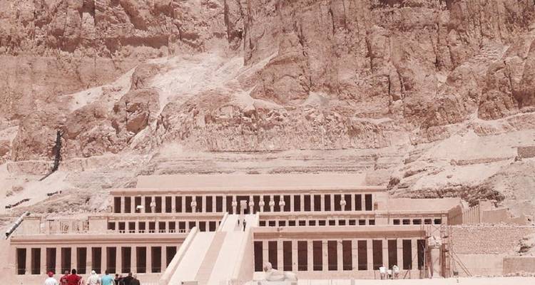 Fachada del templo en un acantilado rocoso con visitantes