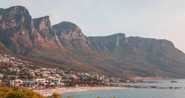 La costa de Ciudad del Cabo con playas de arena y montañas alpinas.