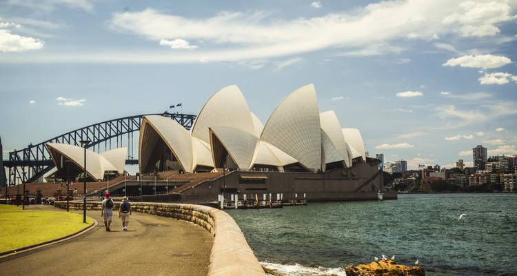 Blick auf das Opernhaus von Sydney und die Harbour Bridge im Sonnenlicht.