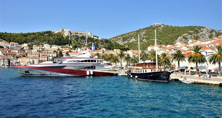Puerto en la isla de Hvar con barcos amarrados.