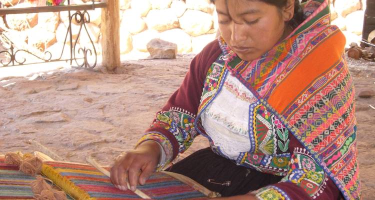 Een lokale vrouw die traditionele textiel weeft.