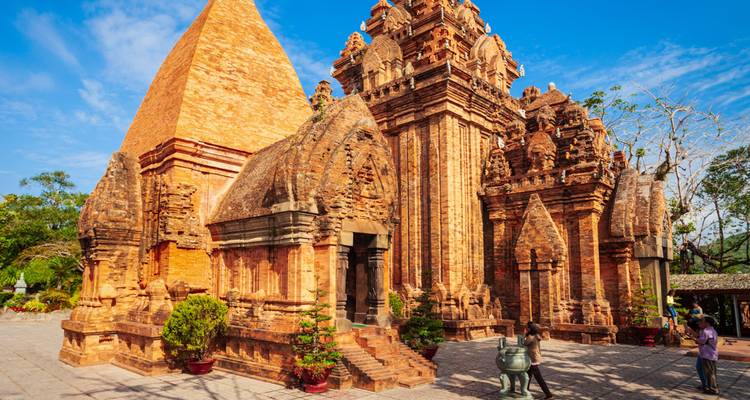 Indrukwekkende roodstenen Po Nagar Cham Torens rijzen op tegen een heldere blauwe hemel in Nha Trang.