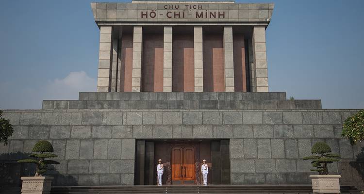 Ho Chi Minh Mausoleum mit Wachen am Eingang.