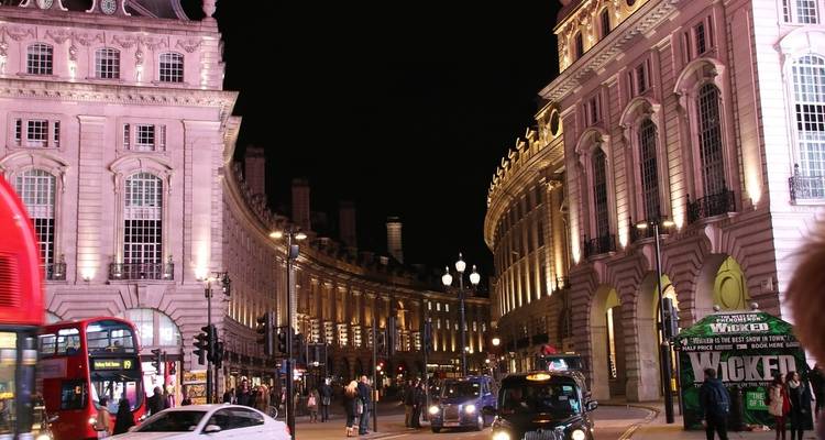 Piccadilly Circus à Londres la nuit avec des néons et une architecture emblématique.