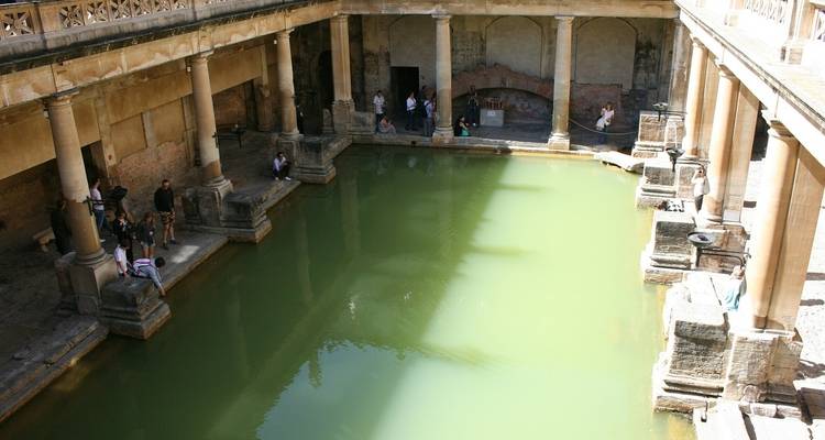 Les Thermes Romains à Bath, en Angleterre, avec des visiteurs autour du bassin antique.