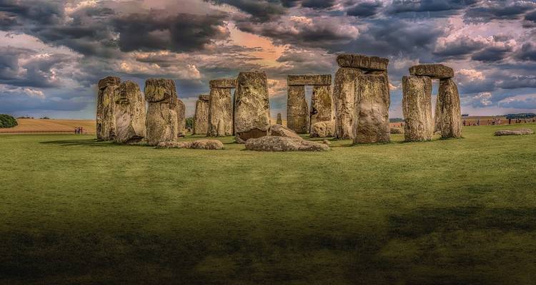 Stonehenge sous un ciel nuageux dramatique.