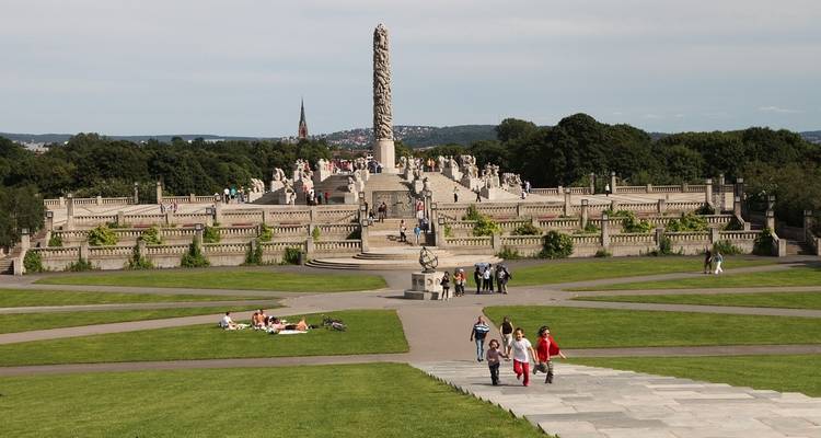 Des parcs avec un monument et des gens qui se promènent.