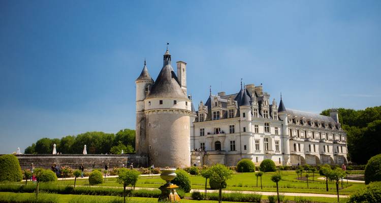 Castillo de Chenonceau con jardines bellamente cuidados.