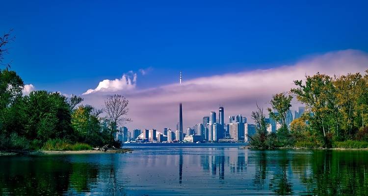 Horizon de Toronto vu à travers une eau calme.