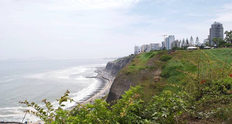 Küstenstadtbild mit Klippen und Strand.