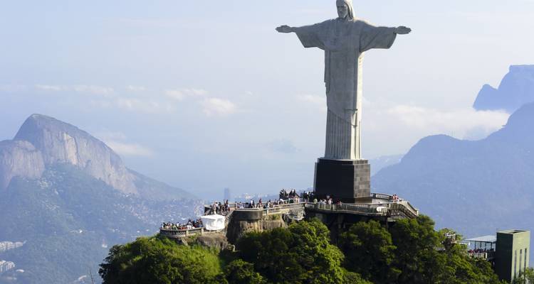 Statue Jesu, die auf eine Stadt und Berge blickt