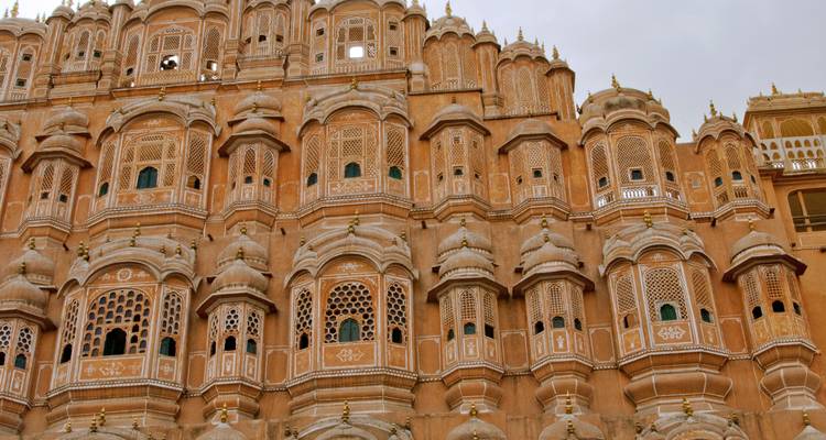 Facade de grès rose complexe du palais Hawa Mahal avec de nombreuses fenêtres à treillis