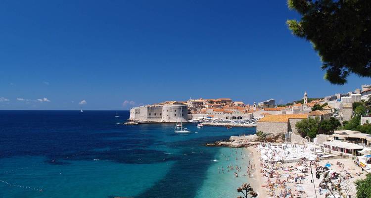 Plage près des murs de la ville historique de Dubrovnik.