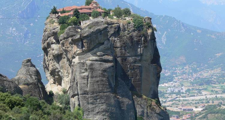 Monastère perché au sommet d'une formation rocheuse imposante.