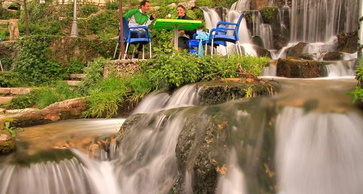 Ein Paar speist in der Nähe eines Wasserfalls.