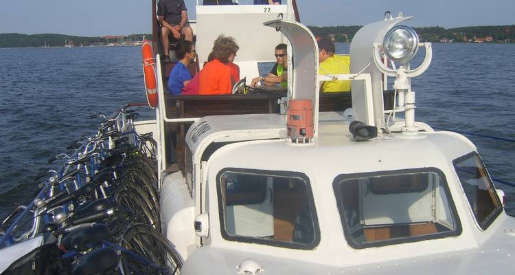 Grupo de personas en un barco con bicicletas a bordo.