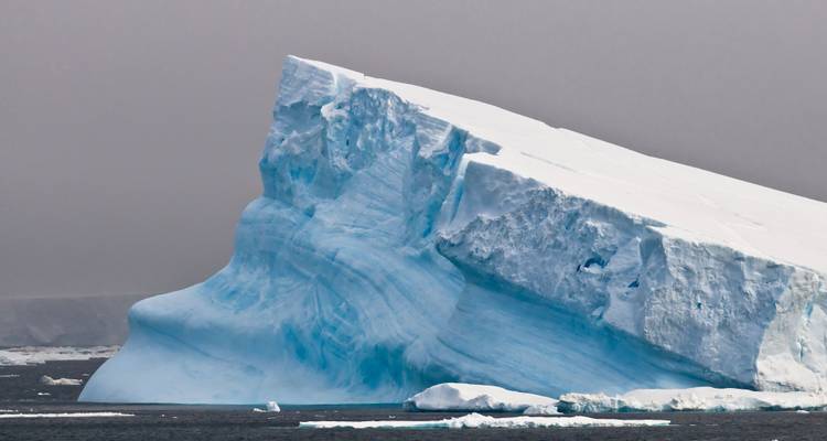Un gran iceberg con tonos azules.