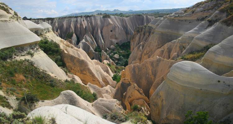 Spektakuläre Aussicht auf erodierte Felsformationen in einem Canyon.