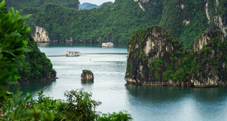 Vista panorámica de karsts calizos y cruceros en una bahía.