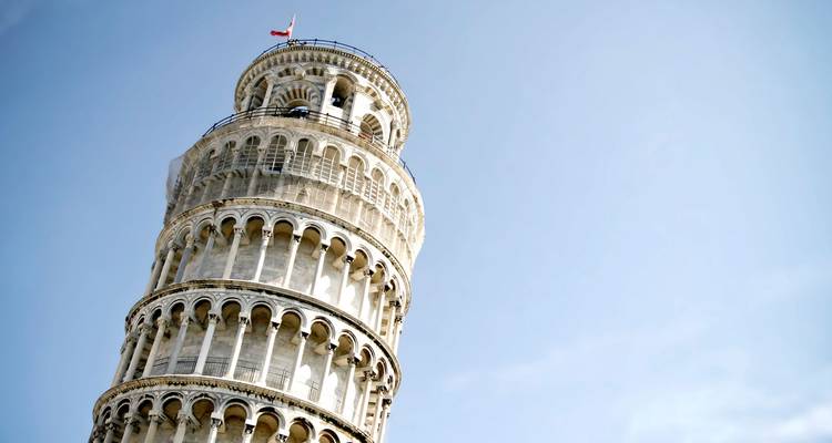 La Torre de Pisa se inclina contra un cielo sin nubes.