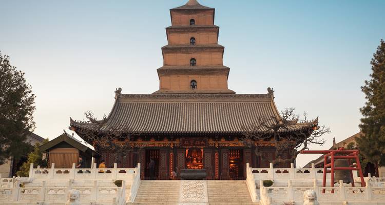 Antiguo templo chino con pagoda y escaleras que conducen a la entrada.