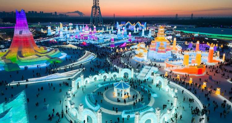 Bunte Eisstrukturen in einer belebten Winterfestival-Umgebung.