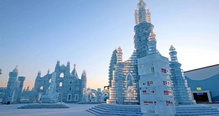Esculturas de hielo en un ambiente de festival de invierno
