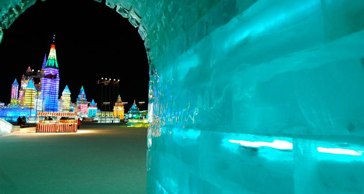 Bunte Eisskulpturen beim Harbin Eisfestival.