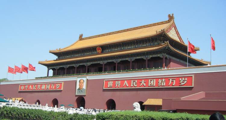 Tiananmen-Tor mit roten Fahnen in Peking.