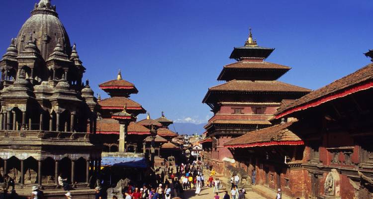Uitzicht op Patan Durbar Square met tempels en toeristen.