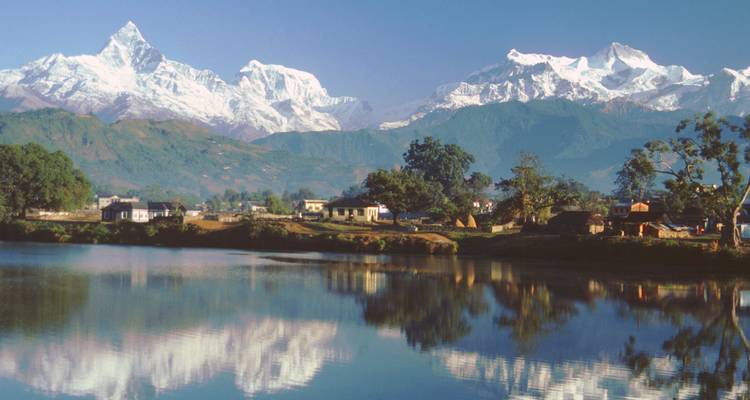 Schilderachtig uitzicht op de Himalaya weerkaatst in een meer.