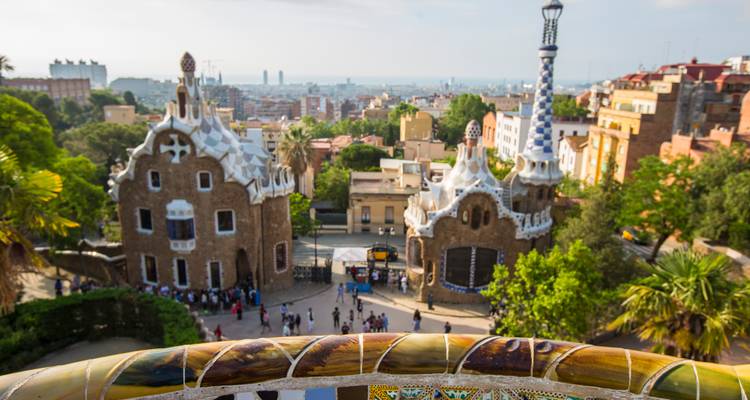 Vue panoramique sur le parc Güell avec les maisons fantaisistes de Gaudí et la ligne d'horizon de la ville au loin