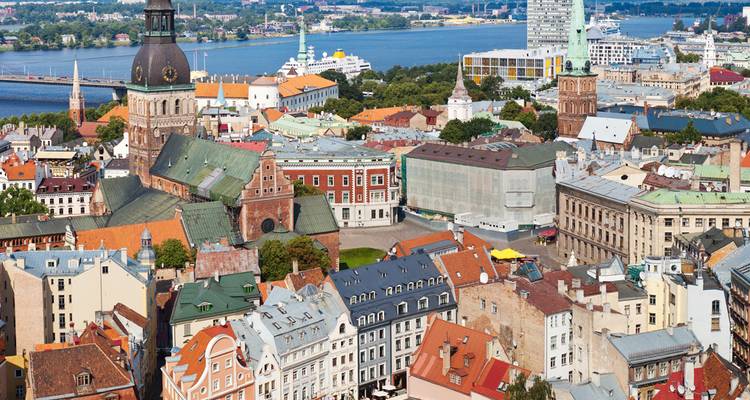 Une vue aérienne des églises ornées de la vieille ville de Riga et de ses toits colorés situés au bord du fleuve Daugava.
